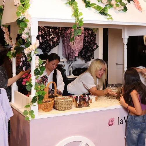 لافي إن روز تكشف عن أحدث تشكيلاتها في دبي هيلز مول