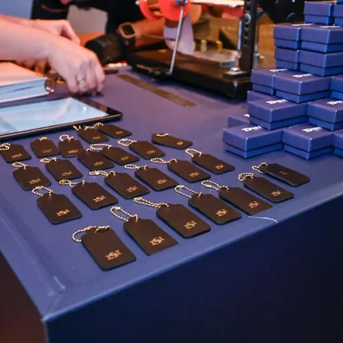 عرض افتتاحي يكشف كليّاً عن تشكيلة  خريف شتاء 23 لعلامة ديون لندن التابعة لمجموعة أباريل