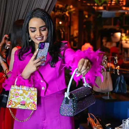 عرض افتتاحي يكشف كليّاً عن تشكيلة  خريف شتاء 23 لعلامة ديون لندن التابعة لمجموعة أباريل