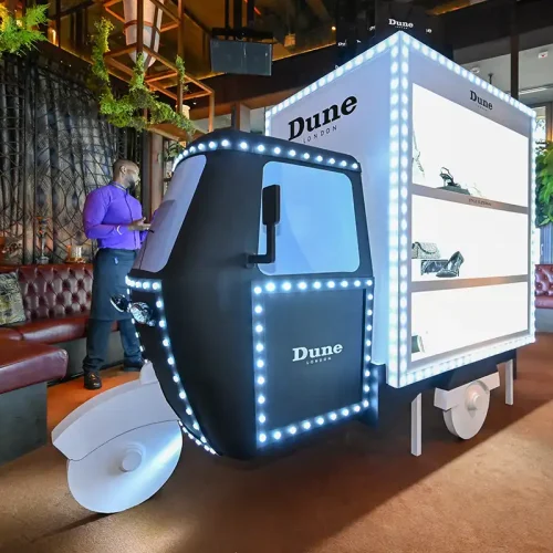 عرض افتتاحي يكشف كليّاً عن تشكيلة  خريف شتاء 23 لعلامة ديون لندن التابعة لمجموعة أباريل