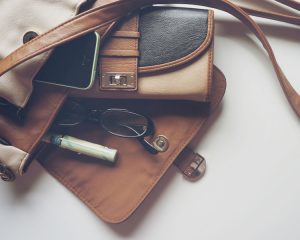 A handbag and accessories from XIMI VOGUE store