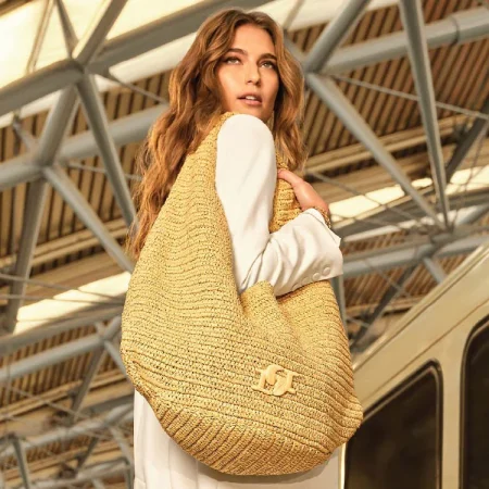 DUNE LONDON DANGEROUS: Unlined woven raffia shoulder bag with interlocking DD logo and matching pouch—perfect for beach days and sunny escapes.